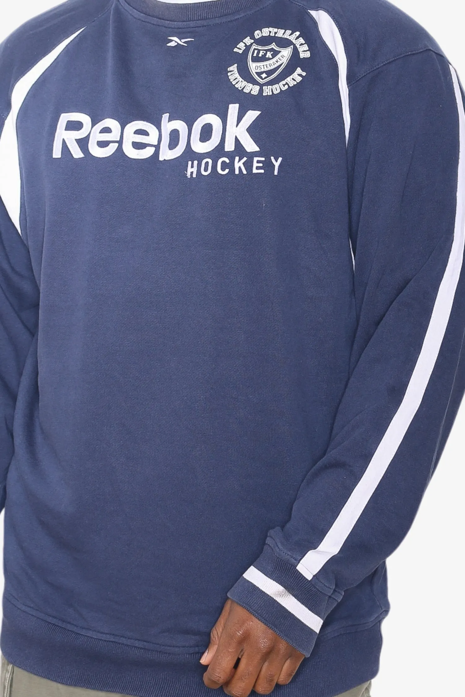 00'S REEBOK HOCKEY EMBROIDERED SWEATSHIRT *TAG SAYS MEDIUM FITS LARGE*