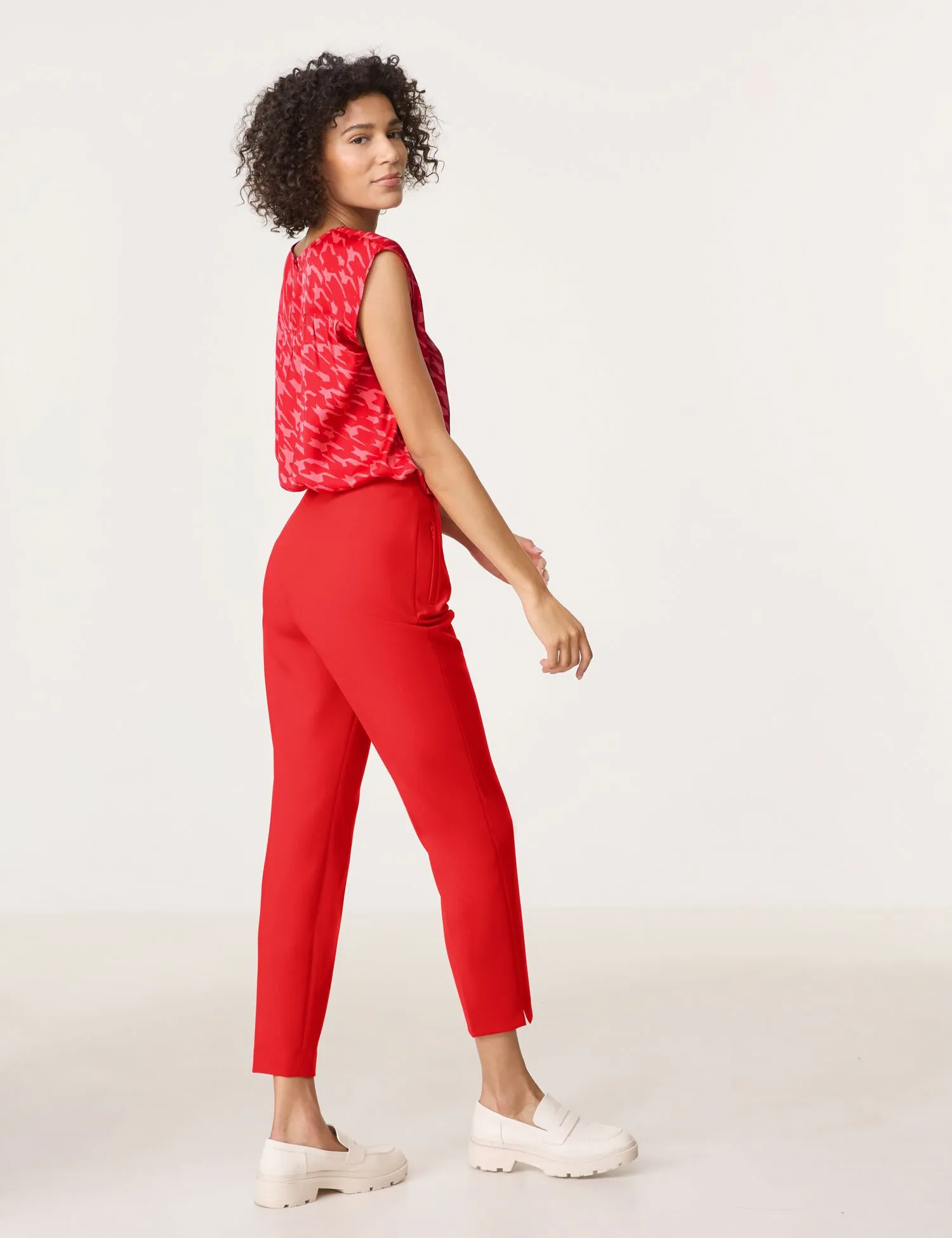 Elegant 7/8-length trousers with pressed pleats