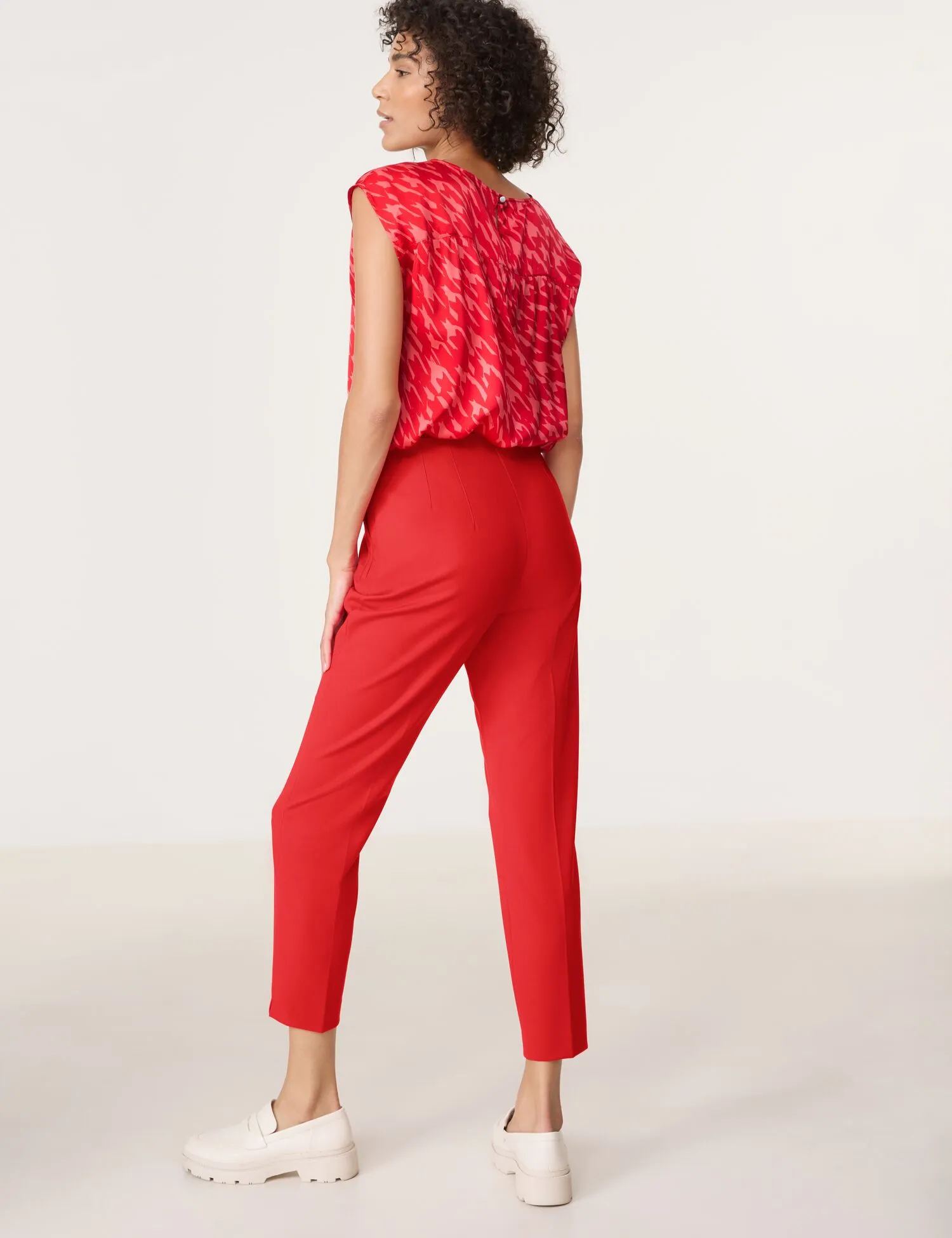 Elegant 7/8-length trousers with pressed pleats