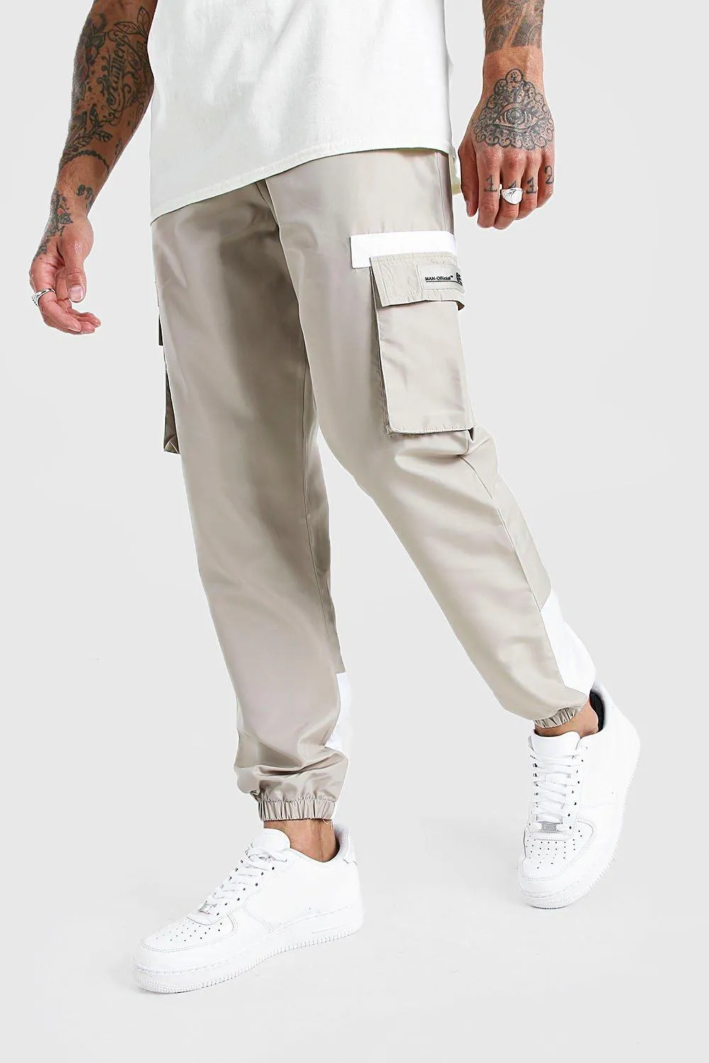 Shell Cargo Contrast Joggers With Rubber Badge | boohooMAN UK